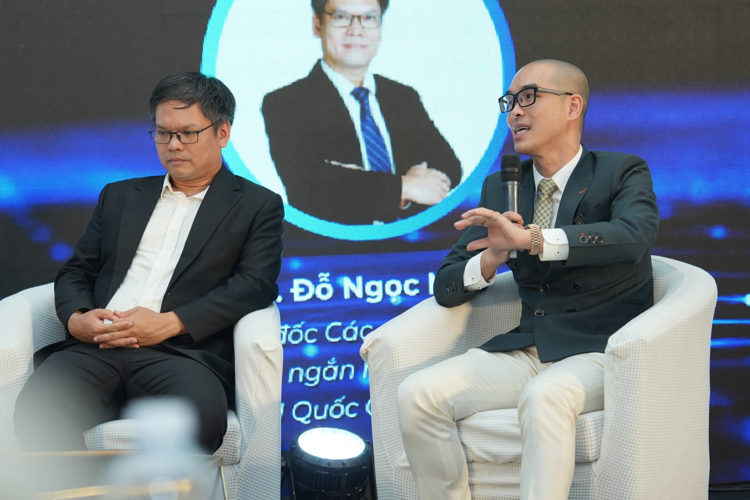Nhà sáng lập quỹ đầu tư VietCan Startup - ông Jackie Thái (bên phải) chia sẻ tại hội thảo.
